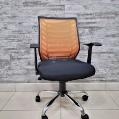 Кресло Barneo K-138 для персонала (черная ткань оранжевая сетка) в Добрянке - dobryanka.mebel24.online | фото
