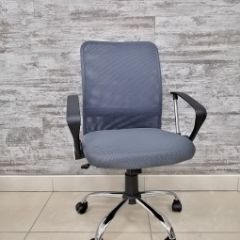 Кресло Barneo K-147 для персонала (серая ткань и сетка) в Добрянке - dobryanka.mebel24.online | фото